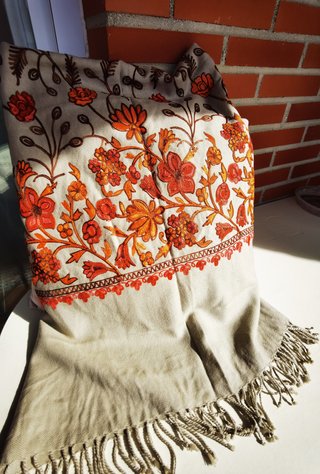 Bufanda Pashmina Beige con Bordados en naranja.