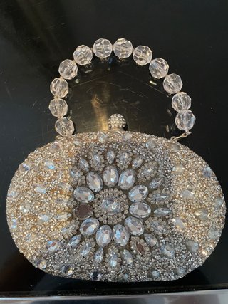 Bolso de mano con pedrería plateado