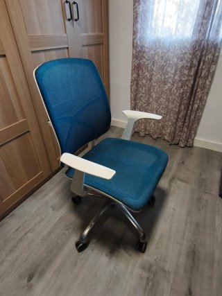 Silla de escritorio azul y blanca