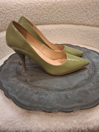 Zapatos de tacón verde oliva