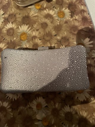 Bolso de mano plateado con pedrería