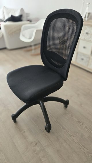 Silla de escritorio negra reclinable con ruedas