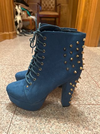 Botines de tacón con tachuelas