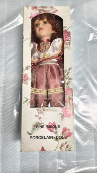 Muñeca Porcelana Nueva en Caja con Peana