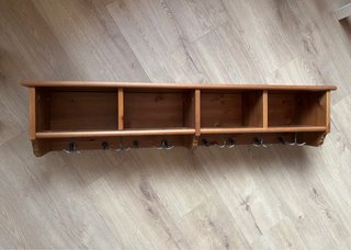 Perchero de pared con estante