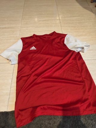 Camiseta de deporte Adidas roja y blanca