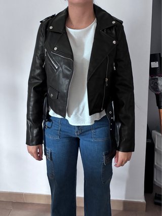 Cazadora cruzada efecto piel negra