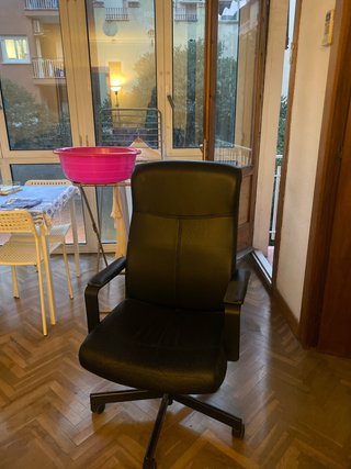 Silla de escritorio negra regulable