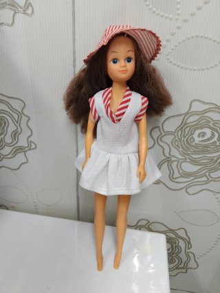 Muñeca Faery Glen con vestido blanco