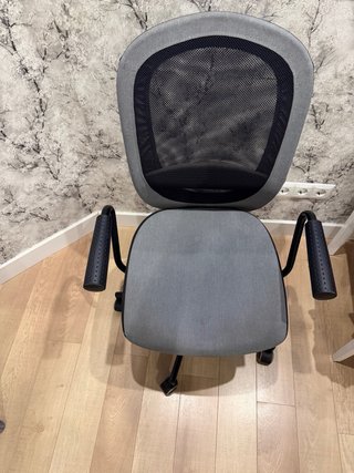 Silla de oficina gris y negra