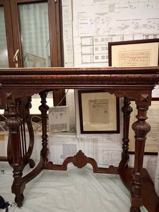 Mesa Clásica de Madera y Mármol