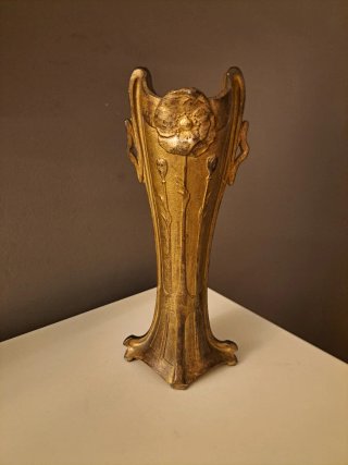 Vaso en calamina dorada "Art Nouveau". Firmado