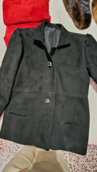 Chaqueta de mujer en piel ante negra