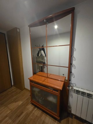 Recibidor de madera con espejo