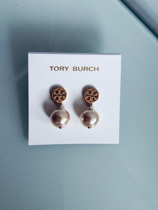 Pendientes Tory Burch color oro rosado con Perla