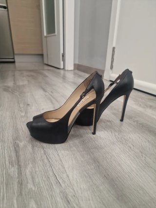 Zapatos de tacón Guess negros