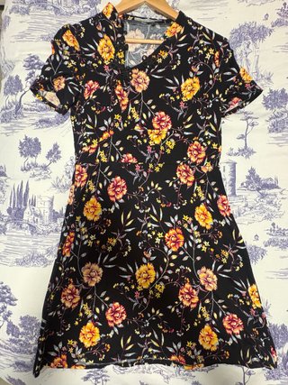 Vestido de flores con cuello japonés