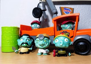 Set de Figuras, juego, cromos y Camión Zombie Zity