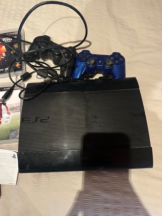 Consola PlayStation 3 (PS3) con mandos y juegos