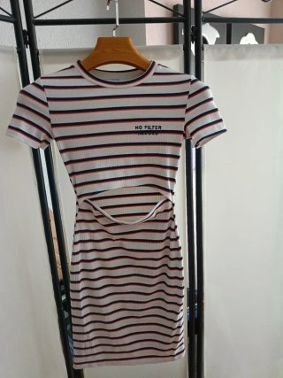 Vestido corto de rayas, de canalé