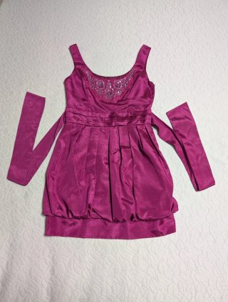 Vestido de fiesta fucsia con pedrería y lazo