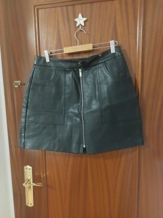 Falda de polipiel negra Stradivarius