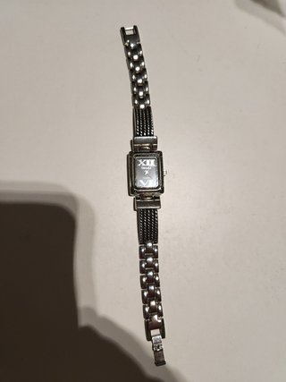 Reloj Time Plateado y Negro.