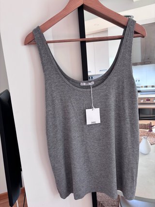 Top sin mangas gris Zara Talla M