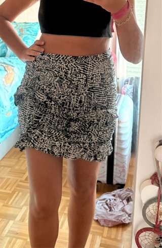 Falda corta Stradivarius estampada con volantes