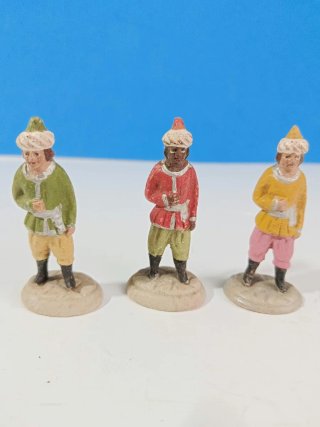 Figuras antiguas de barro del Belén. Pajes