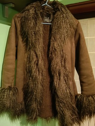 Chaquetón marrón con detalles de pelo
