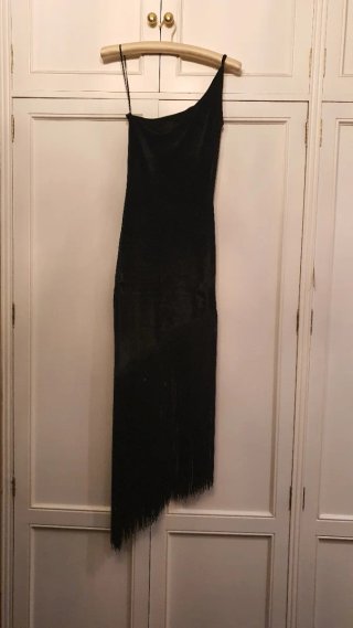 Vestido de fiesta negro asimétrico con flecos