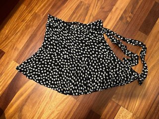 Falda corta negra con estampado de flores