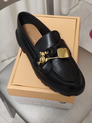 Mocasines Negros con Detalle Dorado