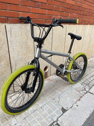 Bicicleta BMX Gris y Verde