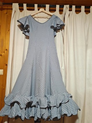 Traje de gitana gris  con lunares en negro