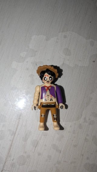 Figura Playmobil Héctor (Coco). Kinder.