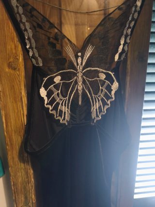 Vestido de fiesta negro con bordado