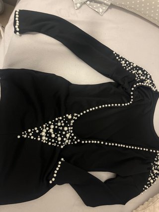 Vestido negro con perlas y espalda abierta