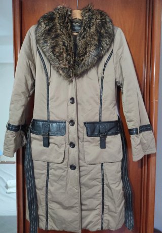 Abrigo Beige con Cuello de Pelo