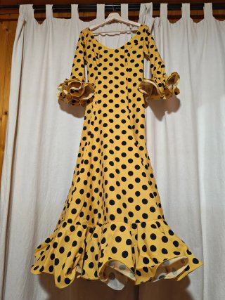 Traje de gitana amarillo con lunares negros