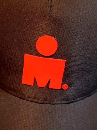 Gorra Ironman Negra y Roja. A estrenar