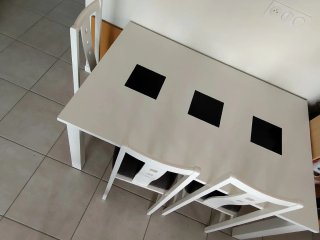 Mesa de cocina blanca con detalles negros