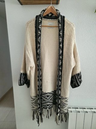 Chaqueta larga Zara beige y negra