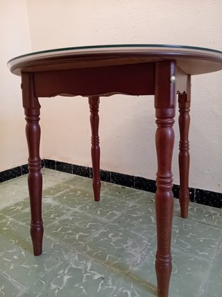 Mesa de madera maciza con tapa de cristal