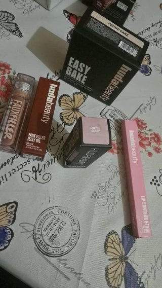 Lote de Maquillaje Huda Beauty