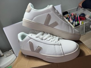 Bambas Veja Blancas y Beige