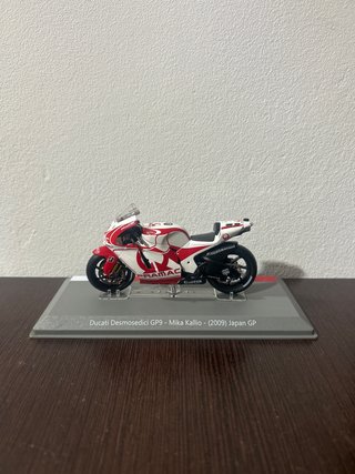 Maqueta Ducati Desmosedici GP9 Mika Kallio