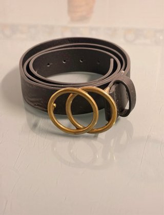 Cinturón Stradivarius Negro con Hebilla Dorada