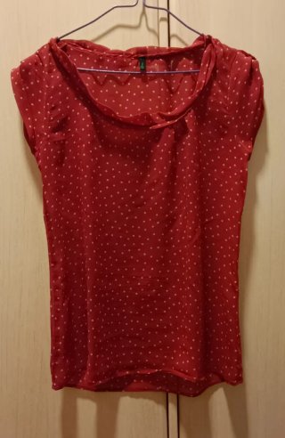 Blusa de gasa roja con lunares